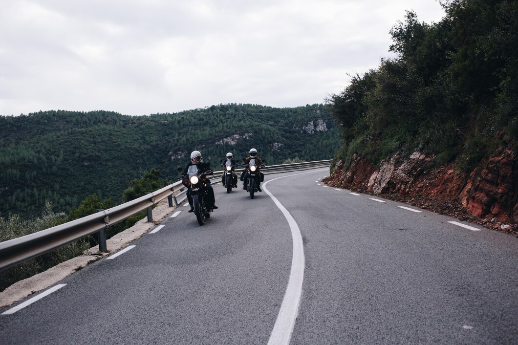Podróże na dwóch kółkach: Odkrywaj nieznane trasy motocyklowe